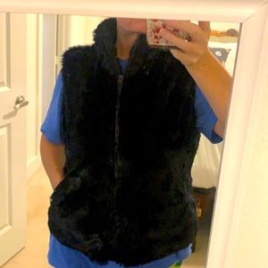 Super cute faux fur vest! | Full zip | With pockets | Looks expensive 😎